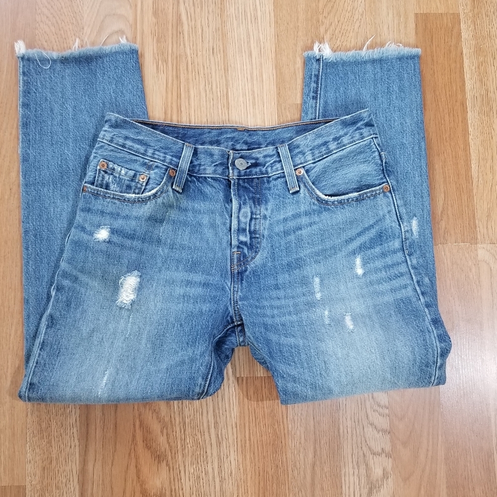 501 Levi's Medium Wash Distressed Button Fly Levi's Jeans. - Picture 13 of 15